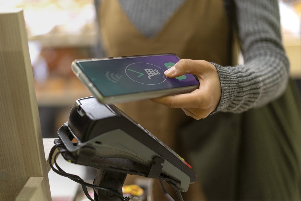 woman doing cashless payment